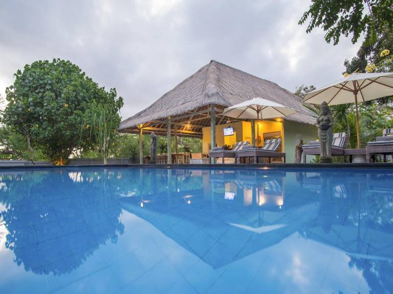 Bungalow with pool, garden & terrace | Perfect for remote work in Ceningan Island