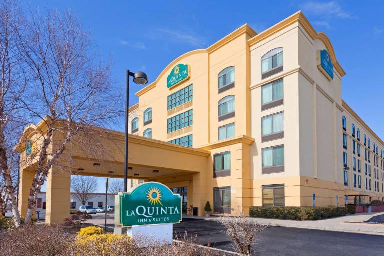 La Quinta Inn & Suites by Wyndham Garden City in Westbury, NY