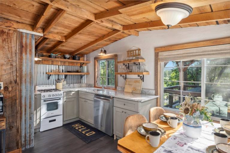 Child-friendly ample cabin with hot tub & grill | Mountain view | Pet-friendly — photo 2