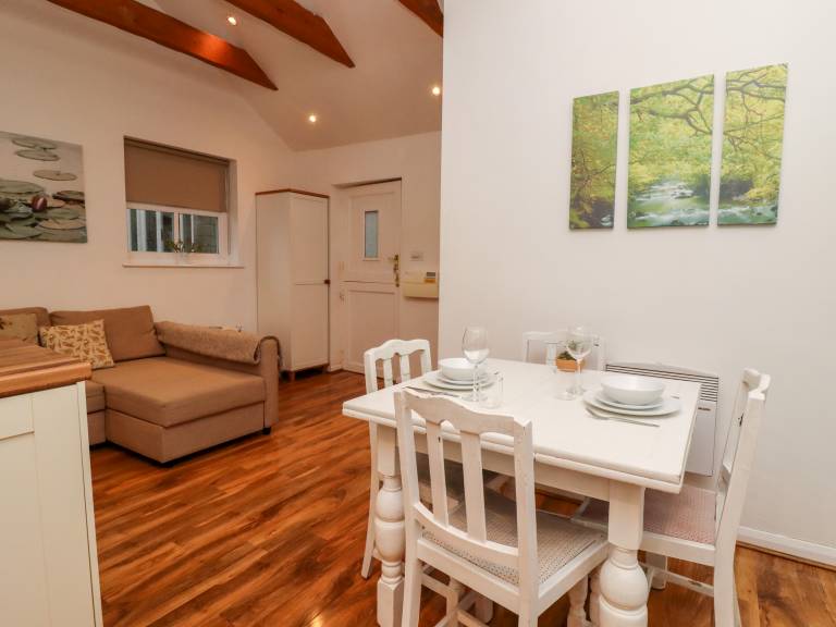 Cottage with yard | Pets allowed — photo 4