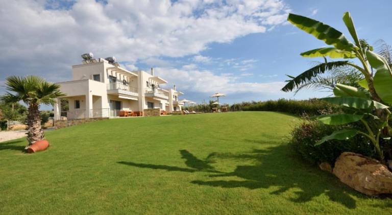 Apartment with garden, jacuzzi & pool | Good for workation — photo 3