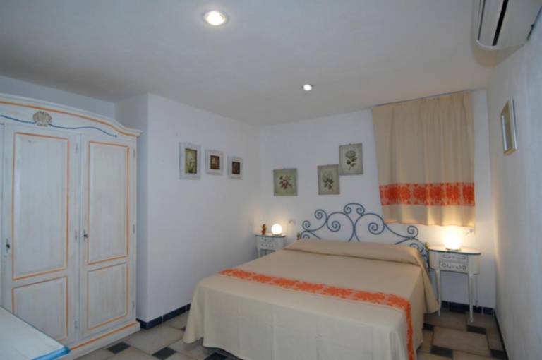 EUC 143_Apartment surrounded by greenery, with patio, outdoor dining area and swimming pool. — photo 4