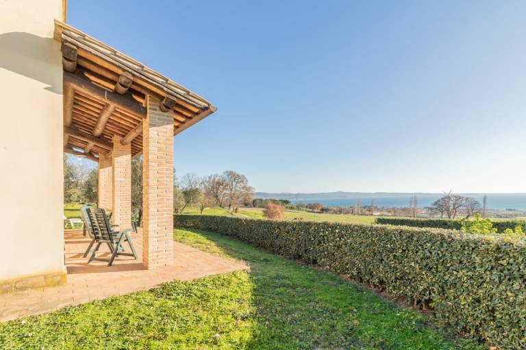 Il Poderaccio Agri-relais: Giardinetto: Appartamento vista lago con giardino e piscina condivisa — photo 3