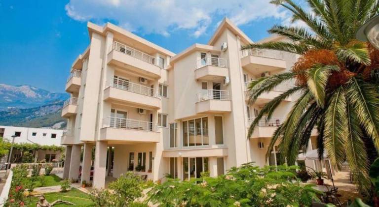 Serviced apartment with garden & patio | Suitable for remote work in Budva