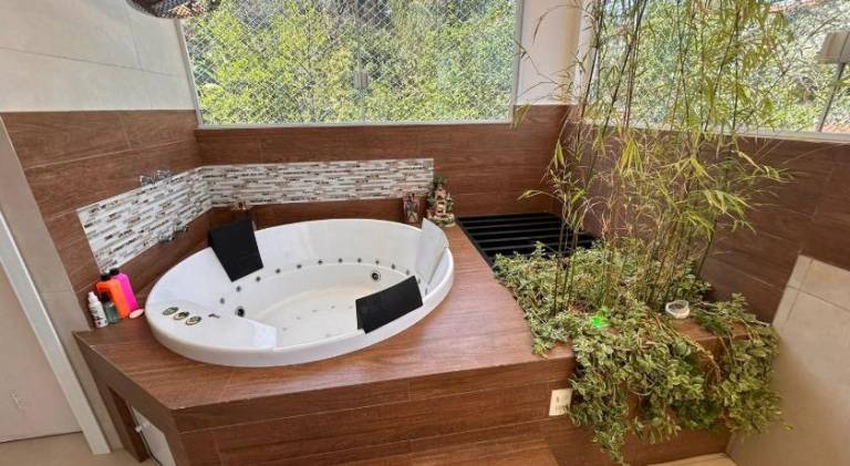 Vacation home with jacuzzi — photo 3