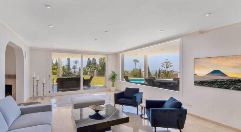 Villa with pool & jacuzzi — photo 4
