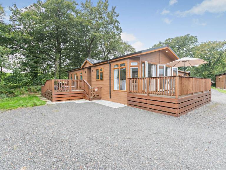 Lodge with jacuzzi, yard & terrace in Okehampton