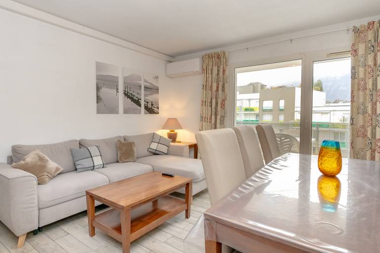 Apartment with patio | Garden view — photo 4
