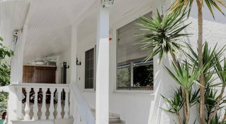 Villa with terrace, barbeque & garden — photo 5