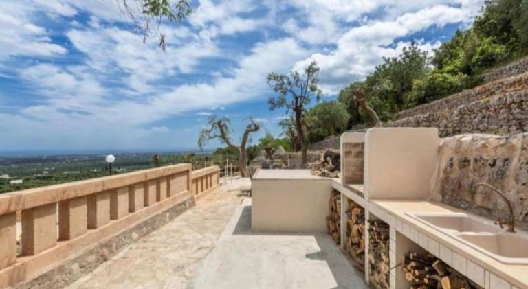 Villa with pool — photo 4