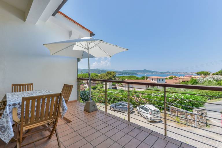 Rental apartment with yard & patio | Sea view | Beach nearby | Pets are welcome in Portoferraio