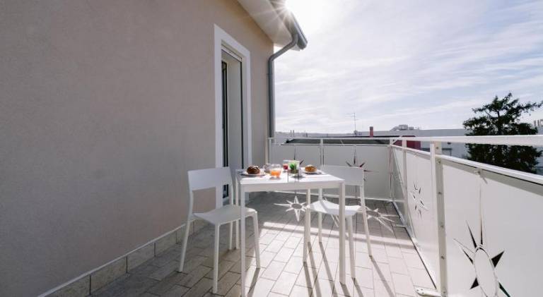 Apartment with garden — photo 4