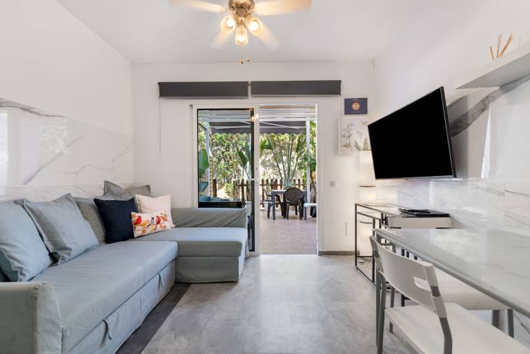Holiday apartment with terrace, pool & yard — photo 3