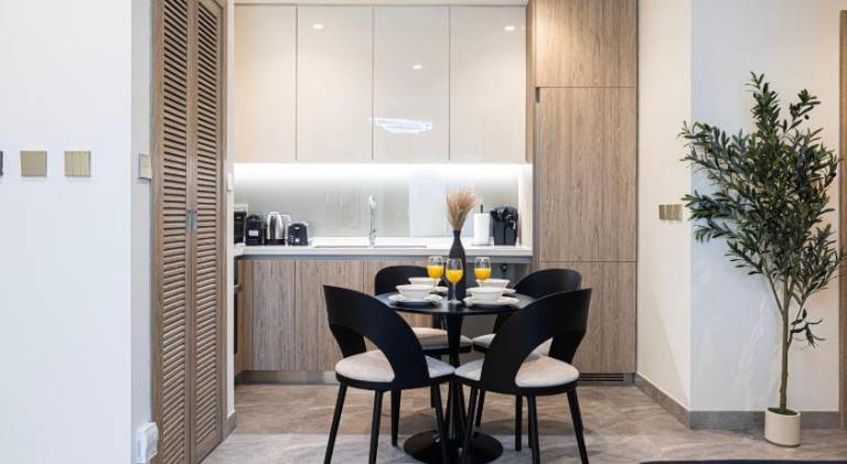 Apartment with hot tub, terrace & private pool in Dubai