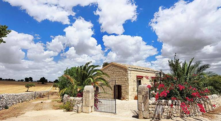 Farm with BBQ, yard & patio in Modica