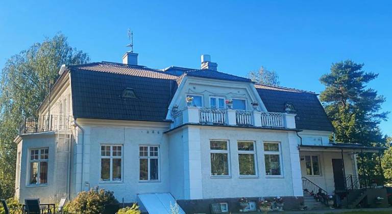 Serviced apartment with patio & garden in Mariestad