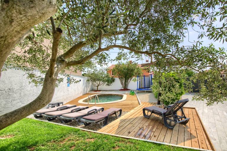 Vacation home with yard, patio & barbeque — photo 2