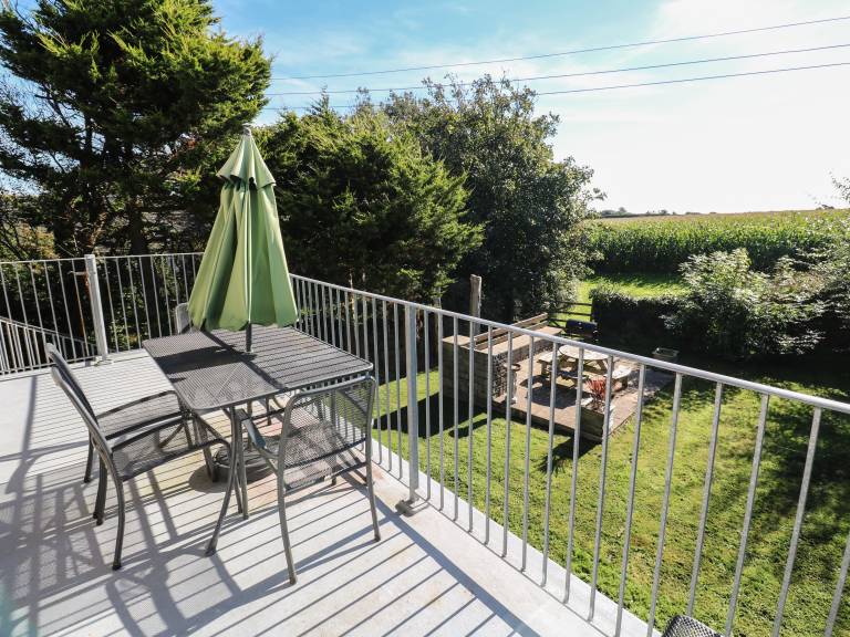 Cottage with yard, hot tub & BBQ — photo 2