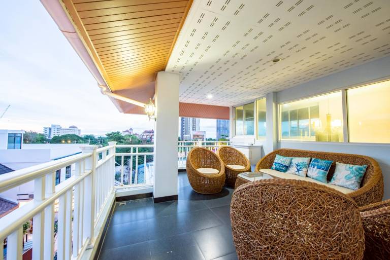 Vacation home with barbeque & pool | Perfect for remote work | Pet-friendly — photo 4