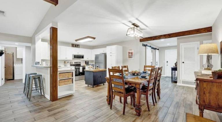 Vacation home with hot tub | Pet-friendly — photo 3