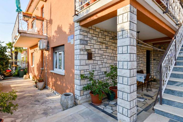 Apartment with barbeque, terrace & yard — photo 5