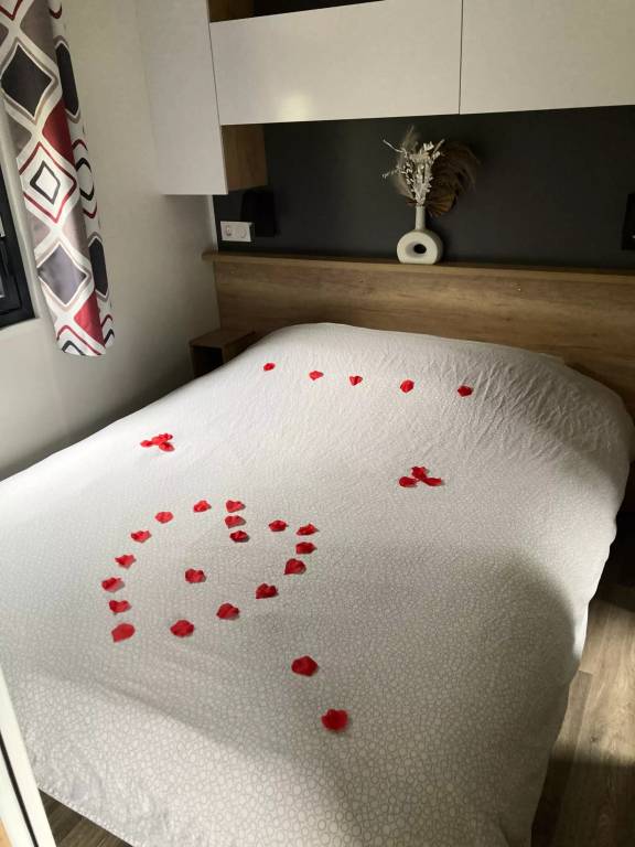 Flower Camping de la Trye - Luxurous Lodge jacuzzi outdoor beds made up towels kit hot drinks - 2/8 pers. 4 to 8 people - 4 person. included in the price — photo 4
