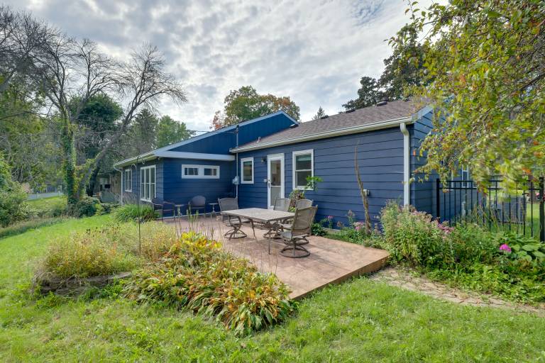 Home 8 Mi to Dtwn Minneapolis Pet Friendly Yard