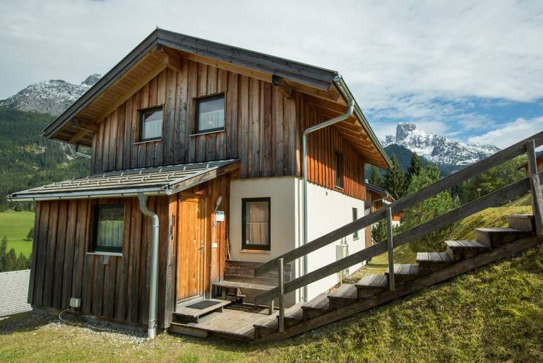 Charming chalet with pool, sauna & patio | Next to the ski | Pets are welcome — photo 4
