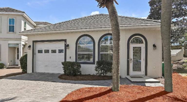 House with pool in Miramar, FL