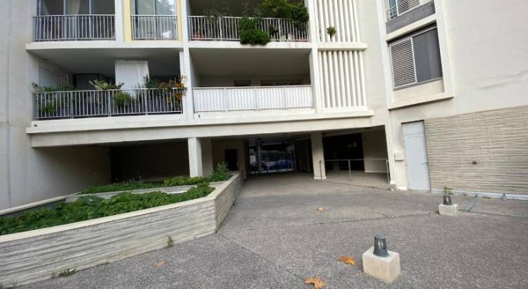 FLC- Vaste T2 -Parking-Air Conditioning-Terrace-6p-St Charles — photo 4
