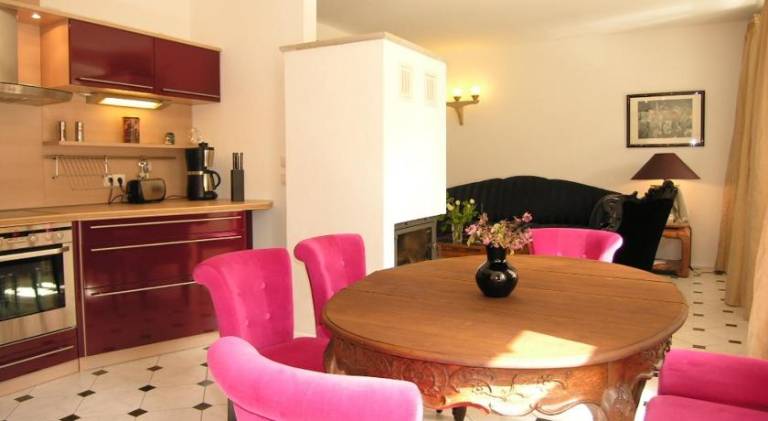 Apartment with grill, patio & yard — photo 2