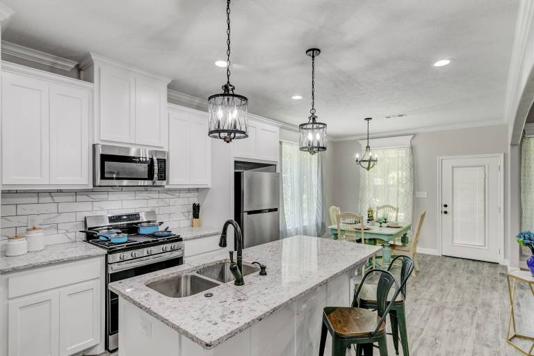 40% Monthly Discount Newly Renovated Luxe West Beaumont w Private Patio — photo 4