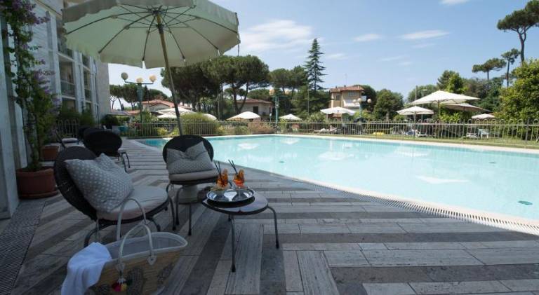 Serviced apartment with yard, pool & terrace — photo 3