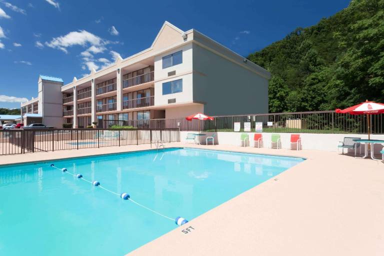 Howard Johnson Hotel & Conference Center by Wyndham Salem — photo 2