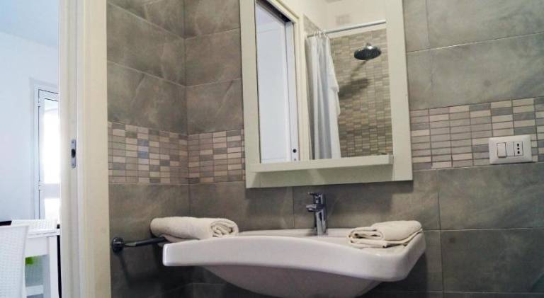 Charming serviced apartment with pool, yard & patio | Close to the beach | Pets allowed — photo 2
