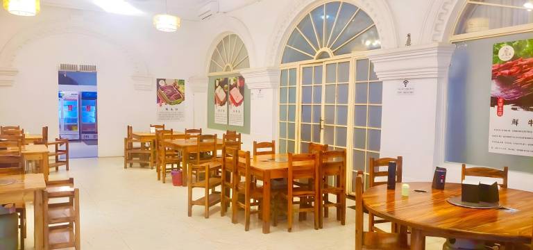 Rental apartment with hot tub, pool & yard | Close to Wat Phnom | Water view | Perfect for remote work — photo 4