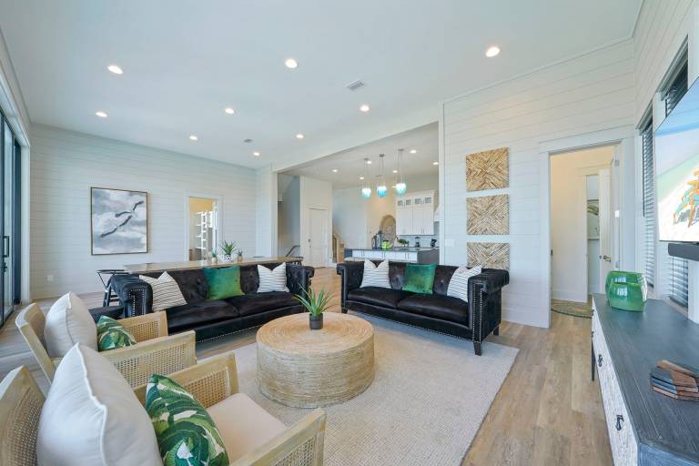 Scarlett's Beach Heaven - Luxury Beach House with Rooftop Views and Pool — photo 2