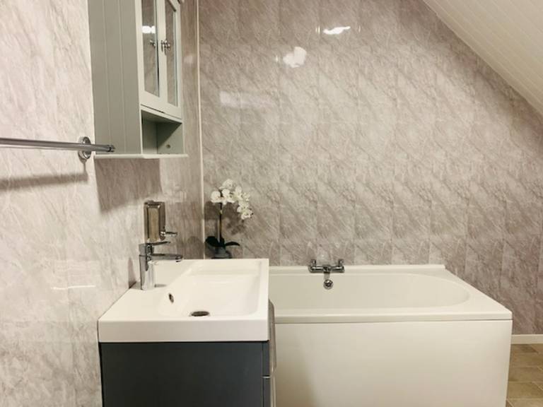 The WhiteHouse Apt 2- Groundfloor family friendly apartment sleeping 4. Free enclosed onsite parking behind the Pleasure Beach & Sandcastle Waterpark — photo 3