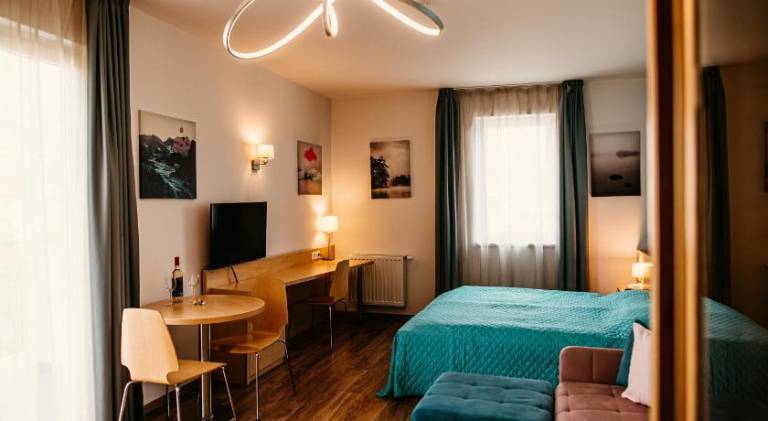 Serviced apartment with sauna, patio & hot tub — photo 2