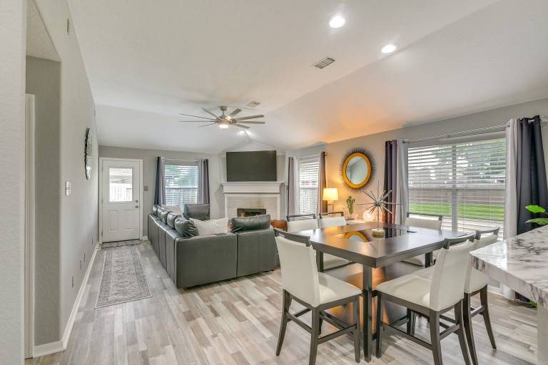 Modern Spacious Family Home w Yard in Houston