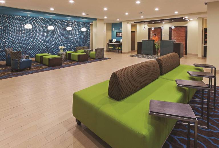 La Quinta Inn & Suites by Wyndham Beeville — photo 3