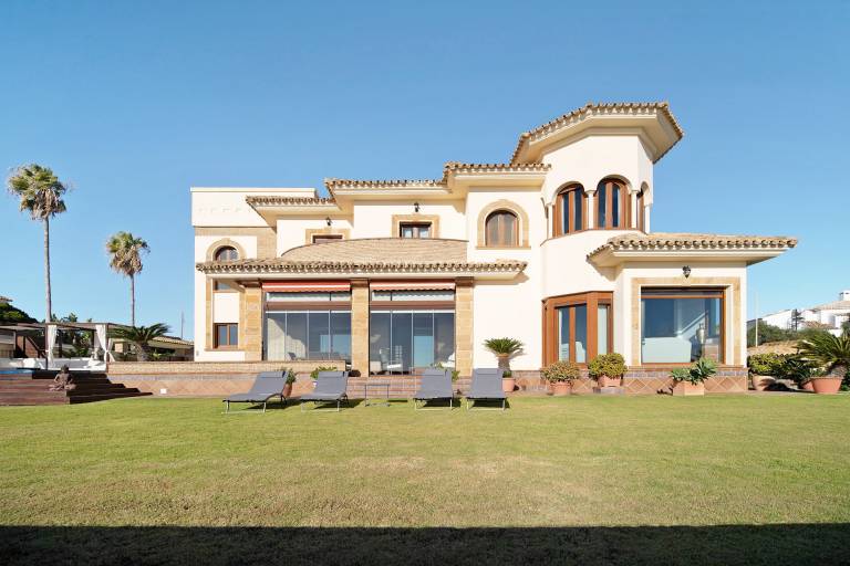 Villa "Carolina Beach House" with Sea View, 2 Private Terraces & Wi-Fi in Chiclana de la Frontera