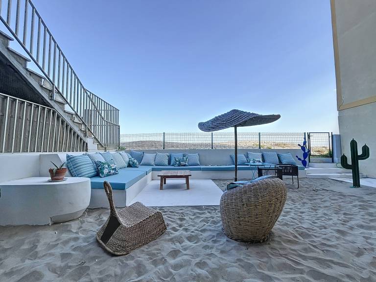 Beachfront F3 Apartment with Parking in Carnon, Renovated, Direct Beach Access, Terraces, and Chic Decor — photo 2