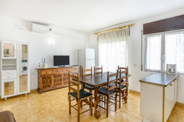 Apartment on the Paseo Marítimo '3-2' close to the Beach with Balcony & Wi-Fi in Llanca