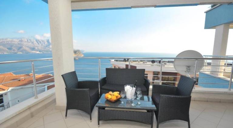 Apartment with terrace | Next to the beach | Pet-friendly in Budva