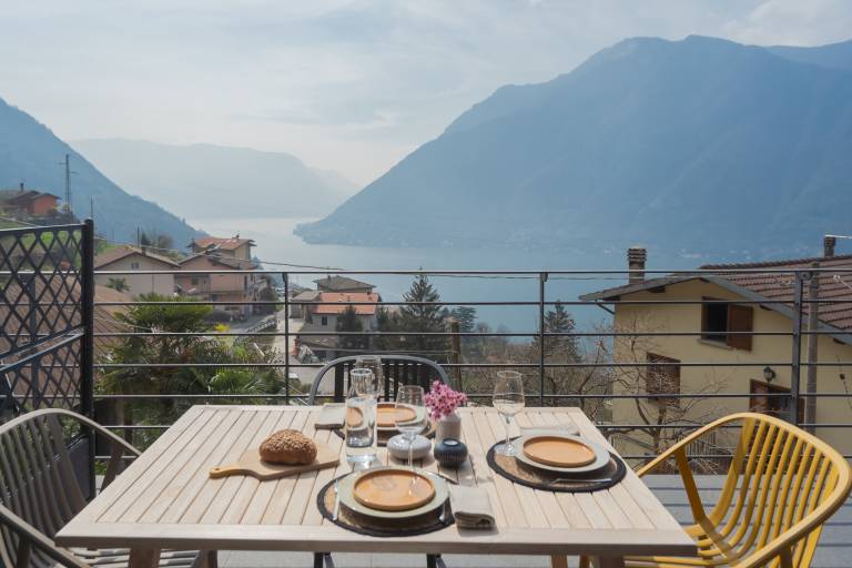 Family-friendly rental apartment with pool & terrace | Lake view | Dogs allowed in Argegno