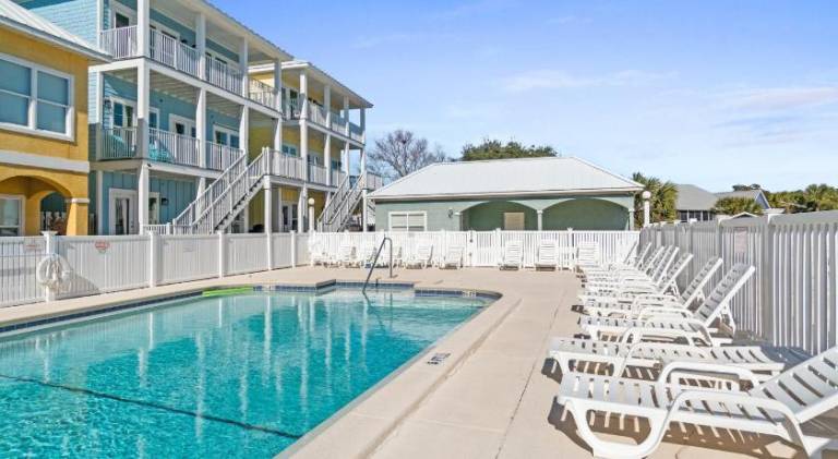 Vacation home with pool — photo 5
