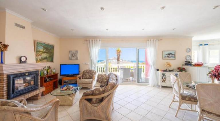 Villa with patio, garden & private pool | Perfect for remote work — photo 2