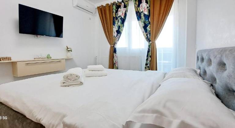 Apartment with private pool & terrace in Vladimir