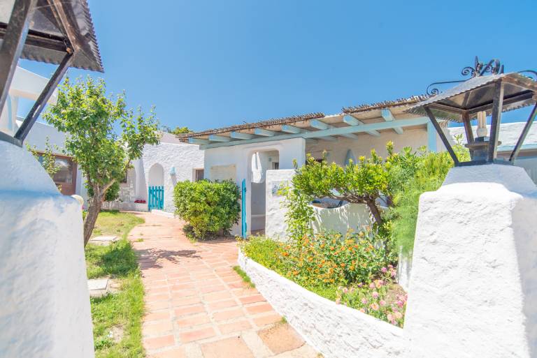 Vacation home with terrace & yard | Sea view — photo 3